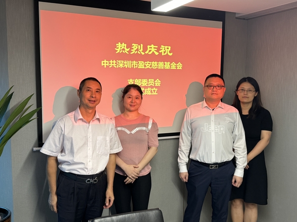 与理事长合影.jpg